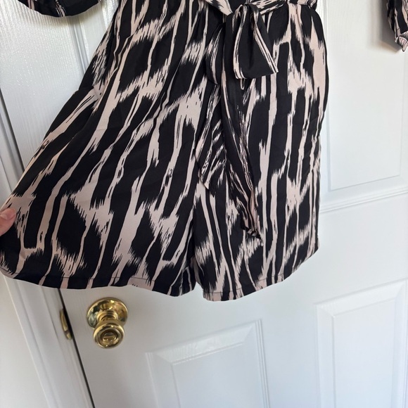 5/48 Black and Cream Patterned Romper Size Small - Picture 7 of 8